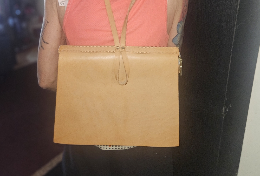 Tan Leather Backpack Bag. Solid Leather In Excellent Used Condition - Picture 4 of 6